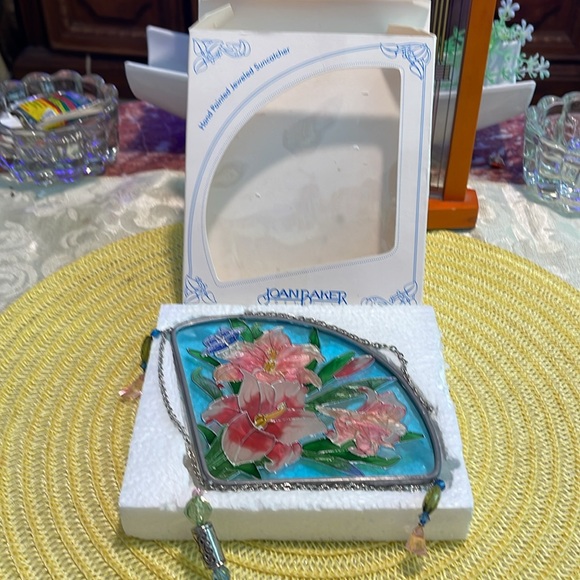 JOAN BAKER DESIGNED STAINED GLASS PINK LILIES HANDPAINTED JEWELED SUNCATCHER - Picture 11 of 12